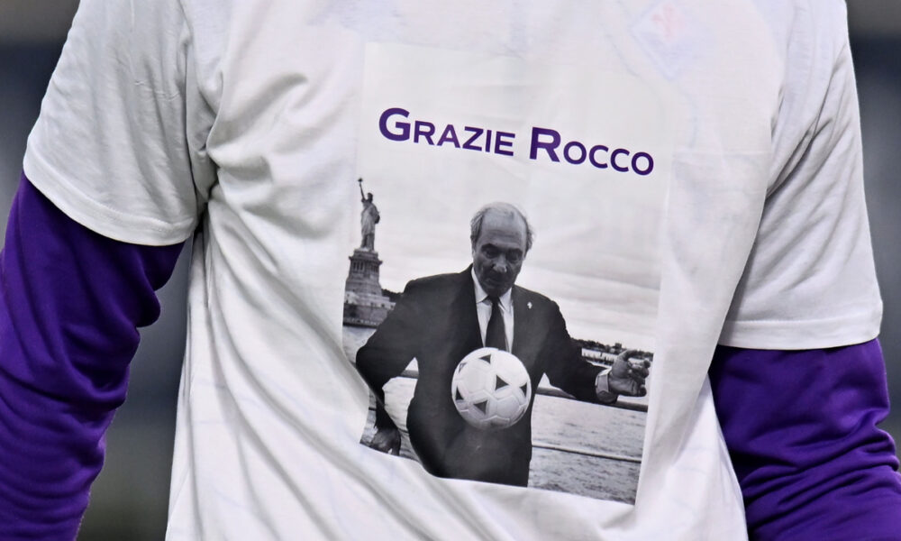 BOLOGNA, ITALY - JANUARY 18: David de Gea of ACF Fiorentina wears a shirt in memory of the late president Rocco Commisso during the Serie A match between Bologna FC 1909 and ACF Fiorentina at Renato Dall'Ara Stadium on January 18, 2026 in Bologna, Italy. (Photo by Alessandro Sabattini/Getty Images)