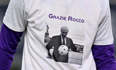 BOLOGNA, ITALY - JANUARY 18: David de Gea of ACF Fiorentina wears a shirt in memory of the late president Rocco Commisso during the Serie A match between Bologna FC 1909 and ACF Fiorentina at Renato Dall'Ara Stadium on January 18, 2026 in Bologna, Italy. (Photo by Alessandro Sabattini/Getty Images)