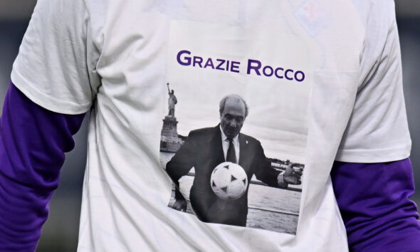 BOLOGNA, ITALY - JANUARY 18: David de Gea of ACF Fiorentina wears a shirt in memory of the late president Rocco Commisso during the Serie A match between Bologna FC 1909 and ACF Fiorentina at Renato Dall'Ara Stadium on January 18, 2026 in Bologna, Italy. (Photo by Alessandro Sabattini/Getty Images)