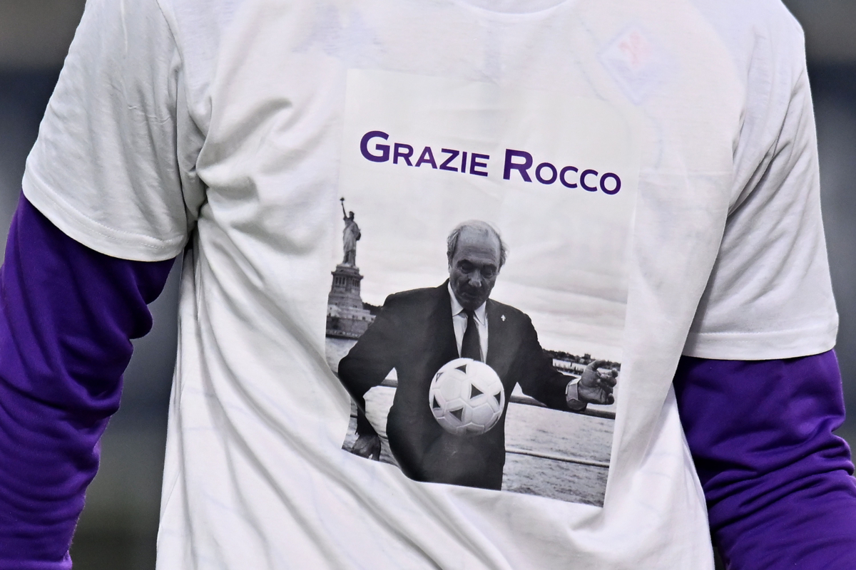 BOLOGNA, ITALY - JANUARY 18: David de Gea of ACF Fiorentina wears a shirt in memory of the late president Rocco Commisso during the Serie A match between Bologna FC 1909 and ACF Fiorentina at Renato Dall'Ara Stadium on January 18, 2026 in Bologna, Italy. (Photo by Alessandro Sabattini/Getty Images)