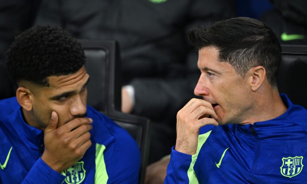 Ronald Araujo speaks with Robert Lewandowski on the Barcelona bench