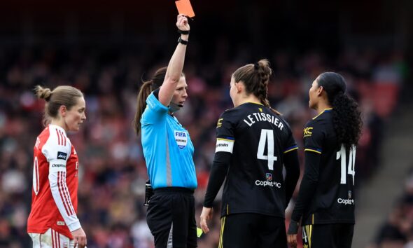 Arsenal held by 10-player Man United as Leah Williamson returns to starting line-up