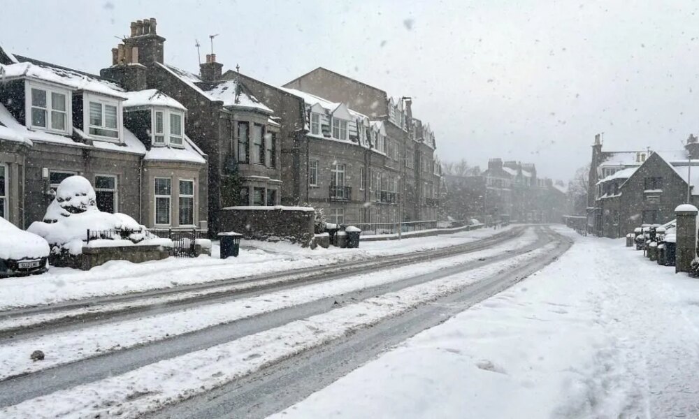 Snow storms close hundreds of schools after -9C arctic blast | News UK