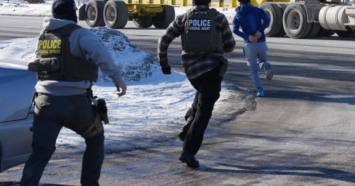 Man detained by ICE legs it with his hands still cuffed behind his back | News US