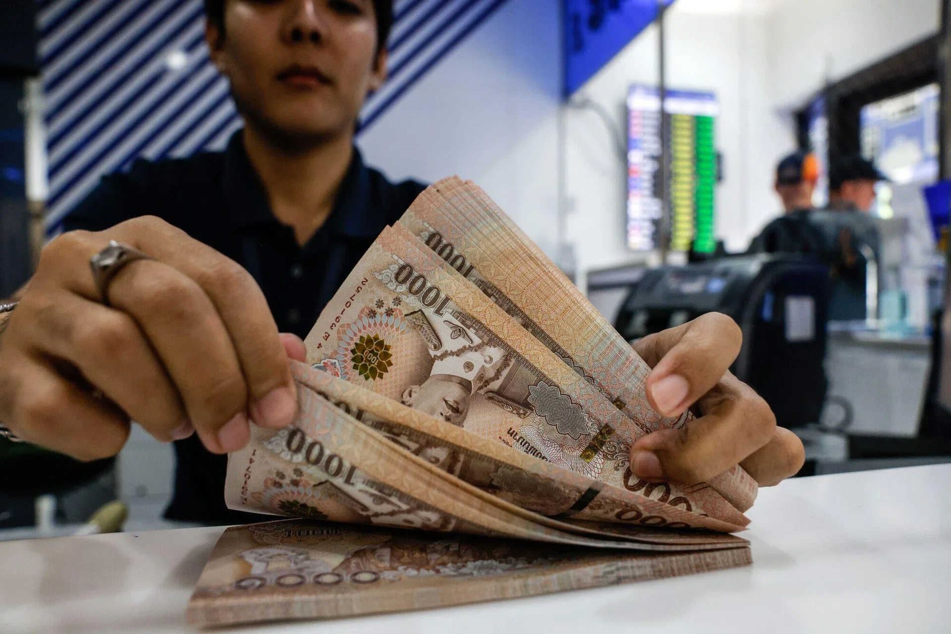 Thailand lifts cap on forex repatriation to temper baht rally