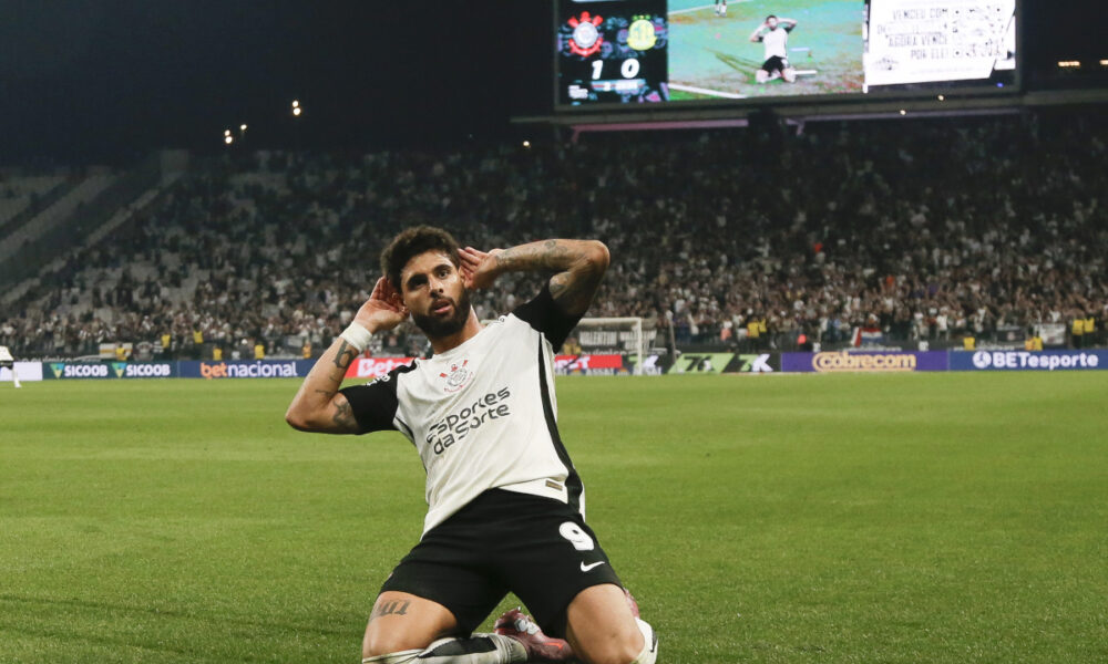 SAO PAULO, BRAZIL - OCTOBER 04: Yuri Alberto of Corinthians celebrates after scoring the team