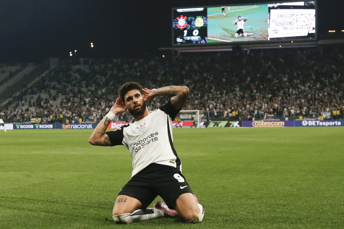 SAO PAULO, BRAZIL - OCTOBER 04: Yuri Alberto of Corinthians celebrates after scoring the team