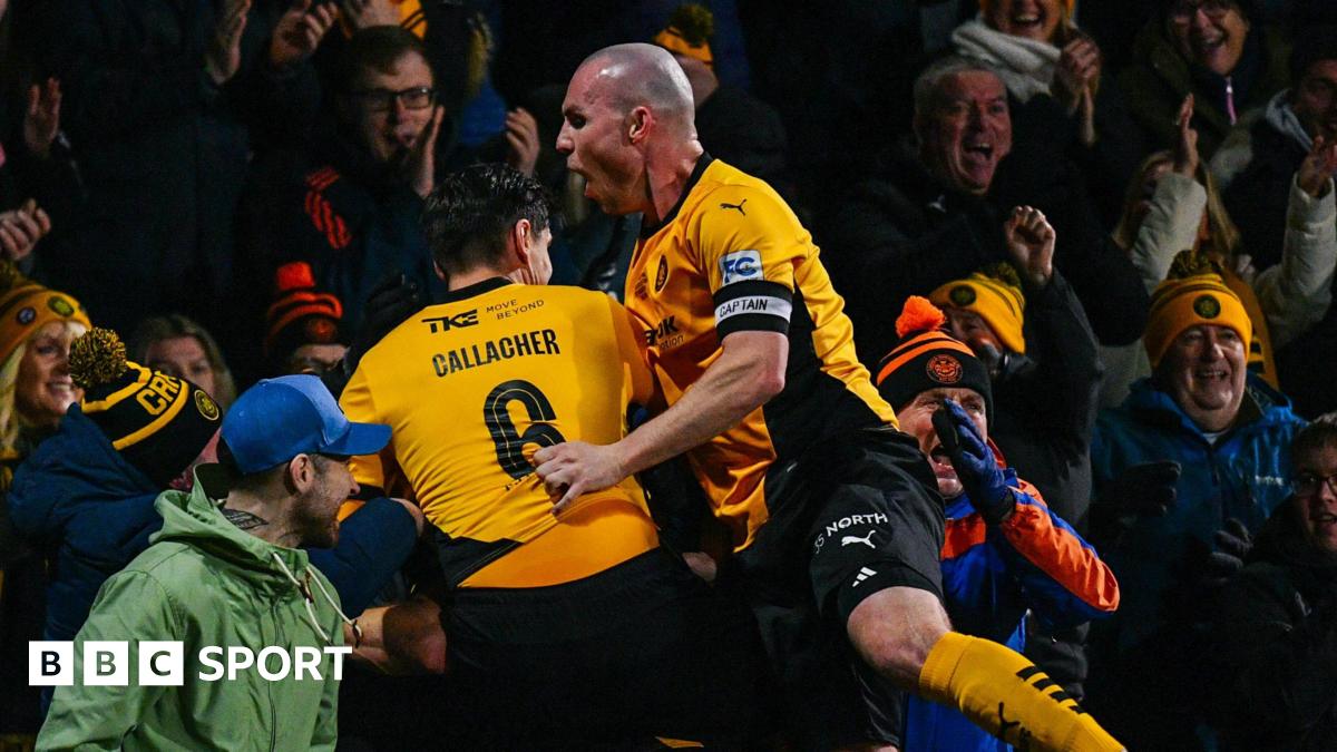 Carrick celebrate Luke McCulllough's goal
