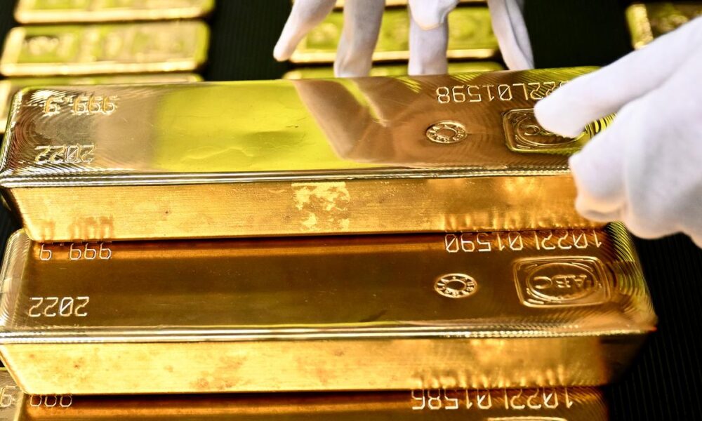 Aussie shares edge higher as banks, energy stocks fade