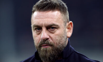 MILAN, ITALY - JANUARY 08: Daniele De Rossi, Head Coach of Genoa, looks on prior to the Serie A match between AC Milan and Genoa CFC at Giuseppe Meazza Stadium on January 08, 2026 in Milan, Italy. (Photo by Marco Luzzani/Getty Images)