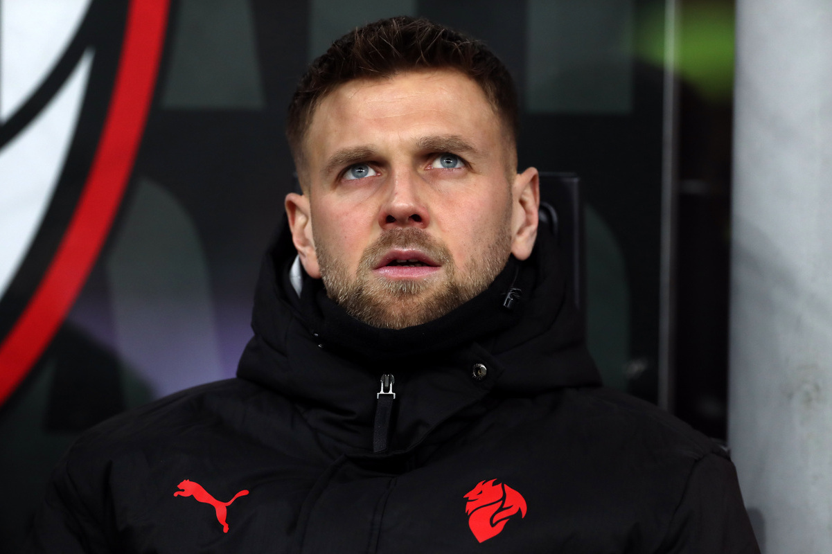 MILAN, ITALY - JANUARY 08: Niclas Fuellkrug of AC Milan looks on from the bench prior to the Serie A match between AC Milan and Genoa CFC at Giuseppe Meazza Stadium on January 08, 2026 in Milan, Italy. (Photo by Marco Luzzani/Getty Images)