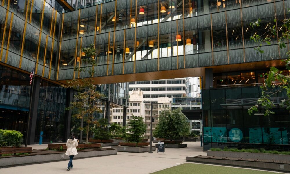 Amazon aims to build its largest retail store in Chicago suburbs