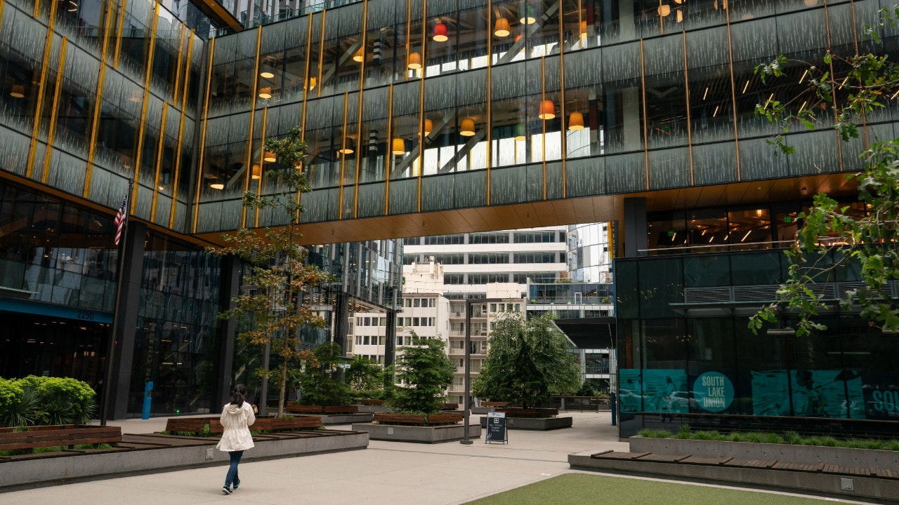 Amazon aims to build its largest retail store in Chicago suburbs