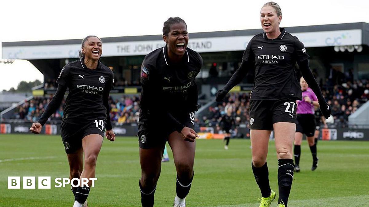 Manchester City players celebrate victory against London City Lionesses