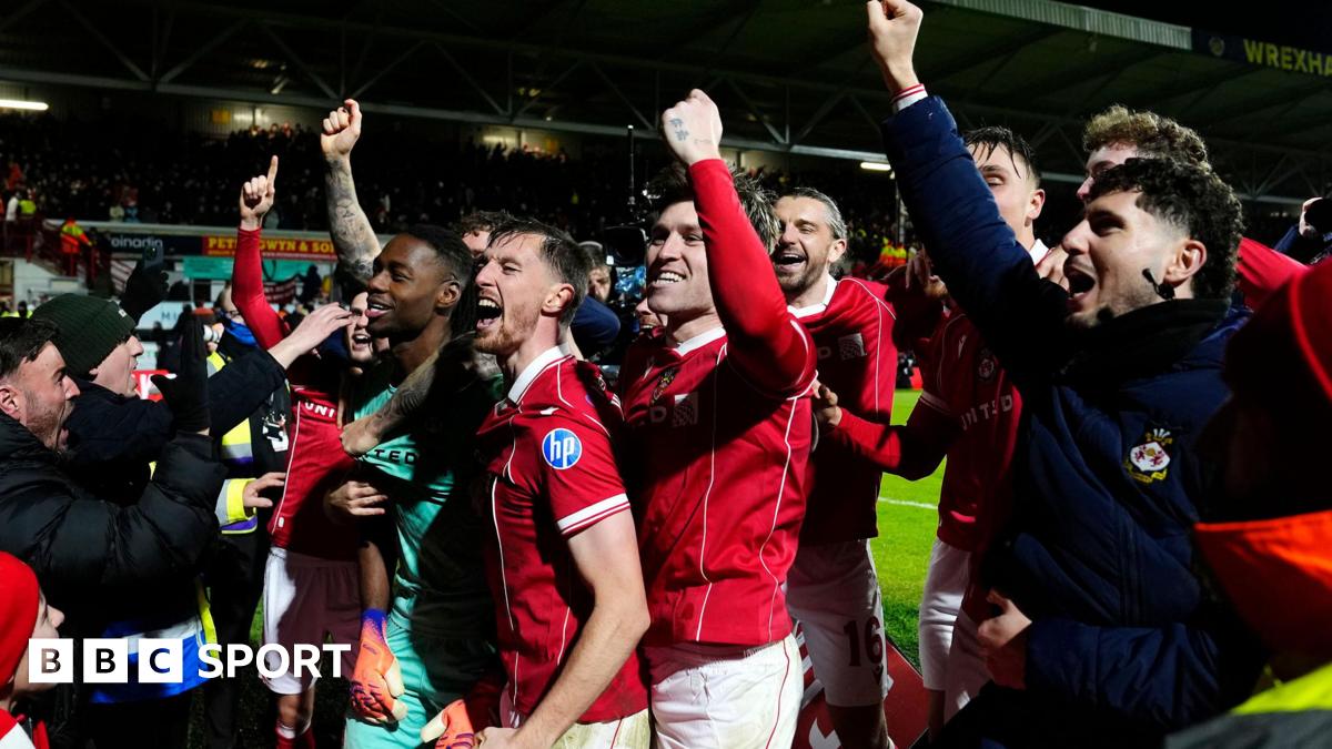 Wrexham players celebrate victory over Nottingham Forest