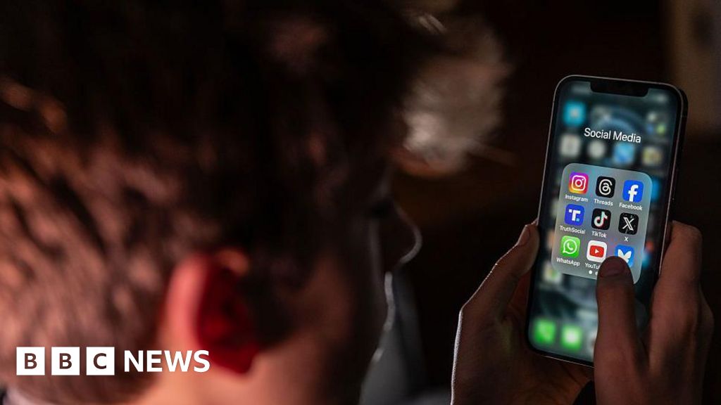 More than 60 Labour MPs urge Starmer to ban social media for under-16s