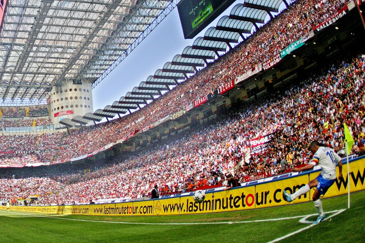 MILAN, ITALY: Roberto Baggio kicks a corner against AC Milan, during their Italian Serie A football match at San Siro stadium in Milan, 16 May 2004. For the season