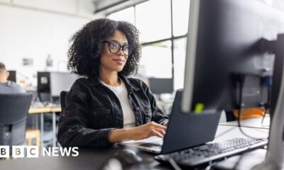 Government offers UK adults free AI training for work