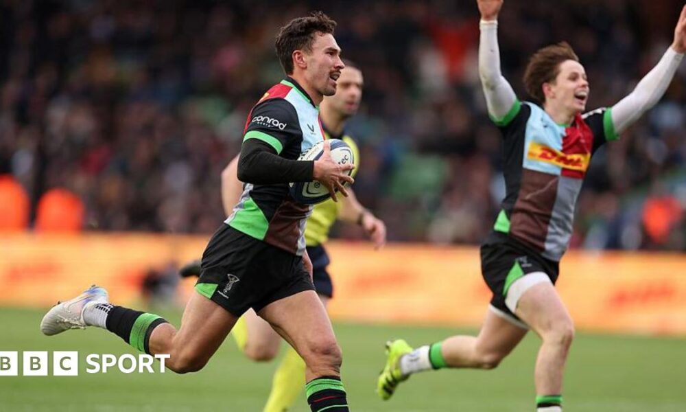 Nick David running in a try