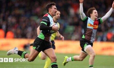 Nick David running in a try