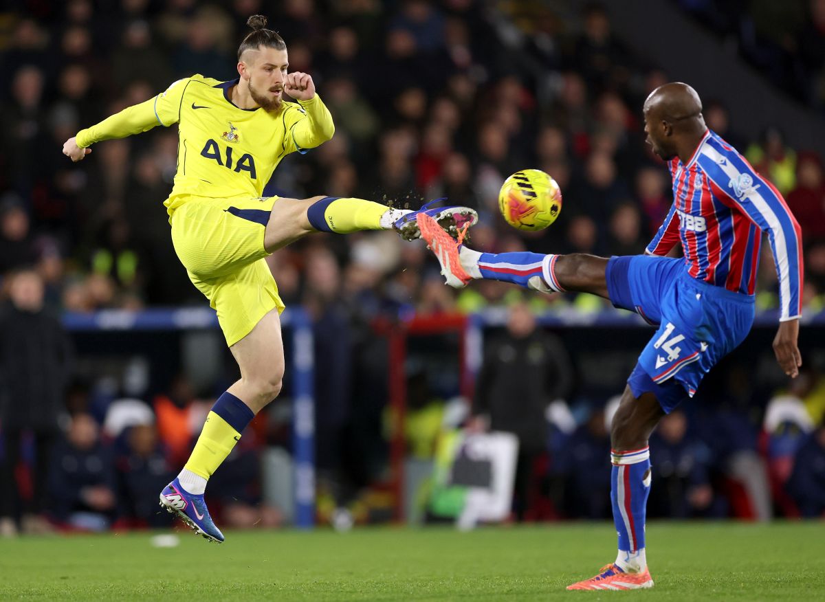 LONDON, ENGLAND - DECEMBER 28: Radu Dragusin of Tottenham Hotspur is put under pressure by Jean-Philippe Mateta of Crystal Palace during the Premier League match between Crystal Palace and Tottenham Hotspur at Selhurst Park on December 28, 2025 in London, England. (Photo by Julian Finney/Getty Images)