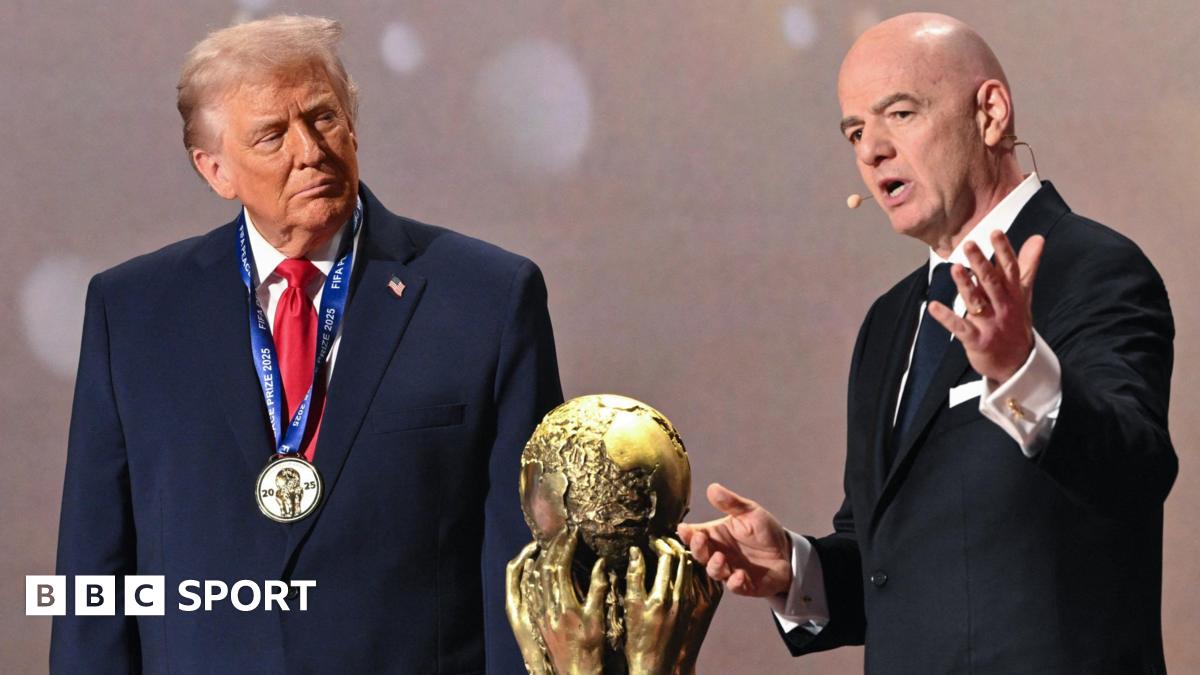 US President Donald Trump (left) and Fifa president Gianni Infantino (right) either side of the World Cup trophy at the 2026 tournament draw