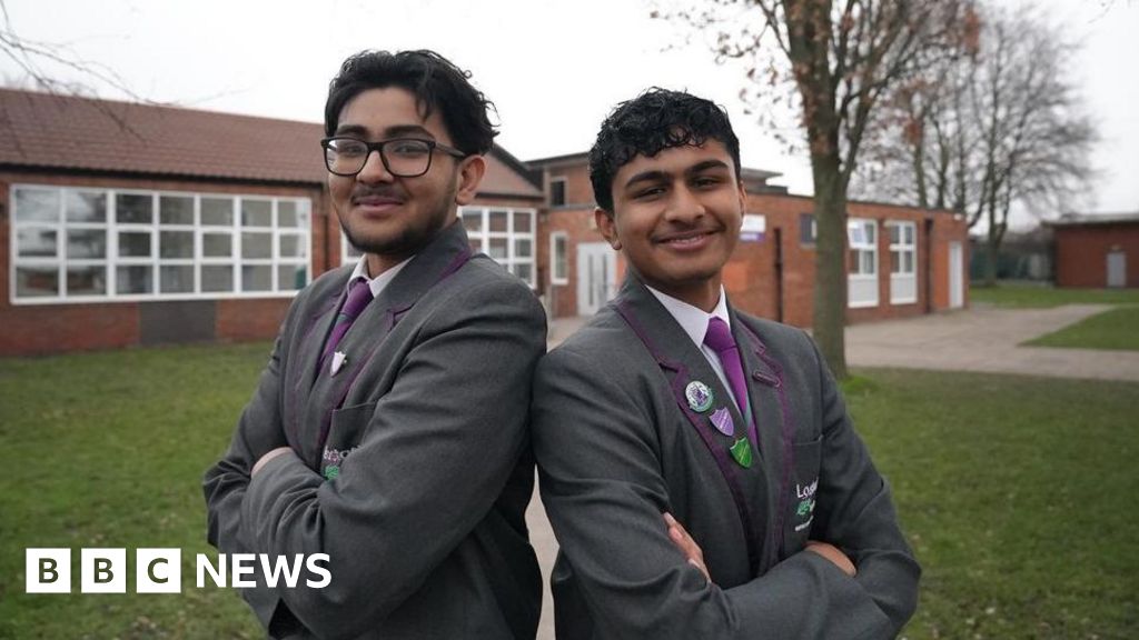 Making schools phone-free is 'near impossible'. Do parents even want it?