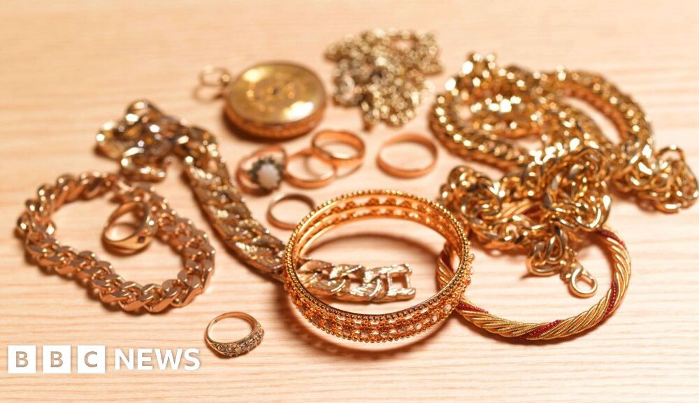 Demand for online jewellery boosts December retail sales