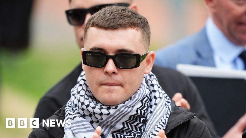 Kneecap supporters gather at High Court ahead of appeal case