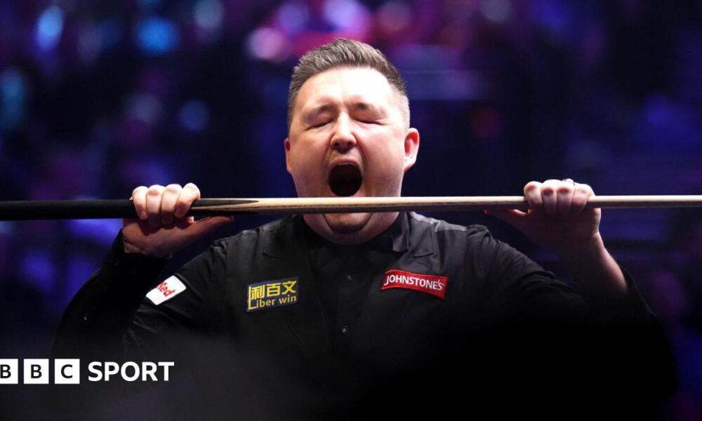 Kyren Wilson with the Paul Hunter trophy