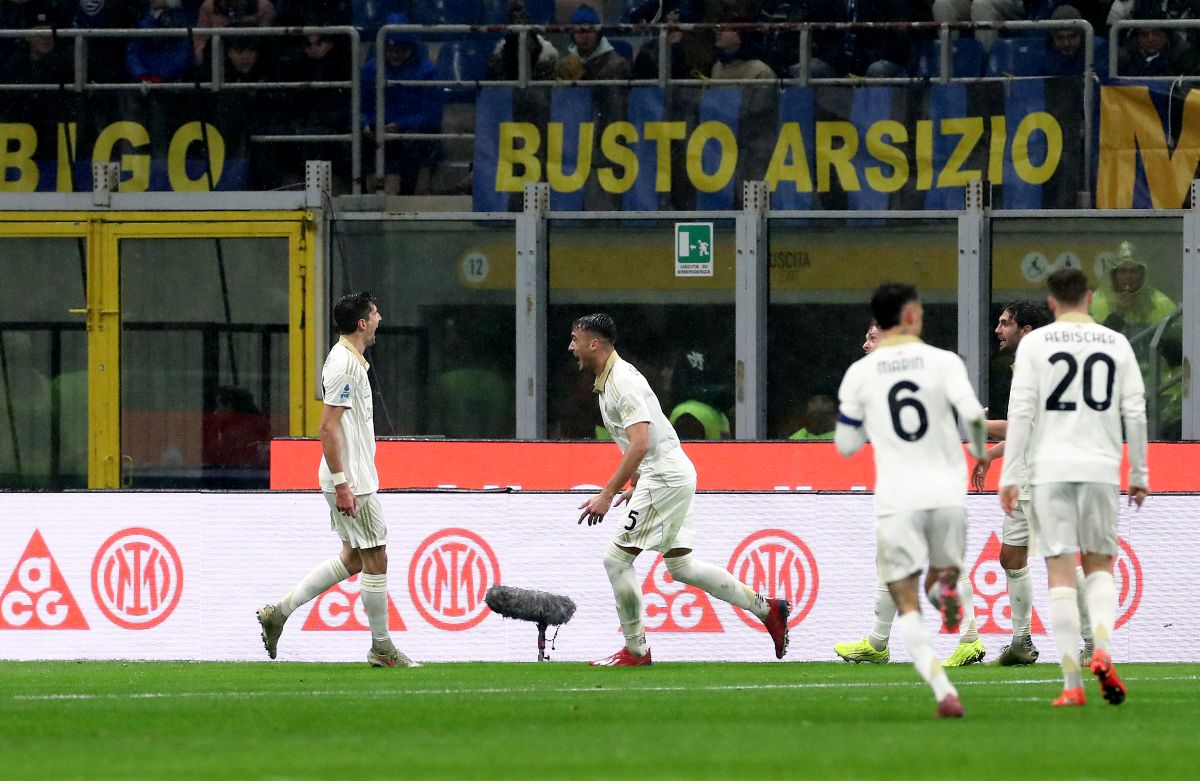 MILAN, ITALY - JANUARY 23: Stefano Moreo of Pisa SC celebrates scoring his team's second goal with teammates during the Serie A match between FC Internazionale and Pisa SC at Giuseppe Meazza Stadium on January 23, 2026 in Milan, Italy. (Photo by Marco Luzzani/Getty Images)