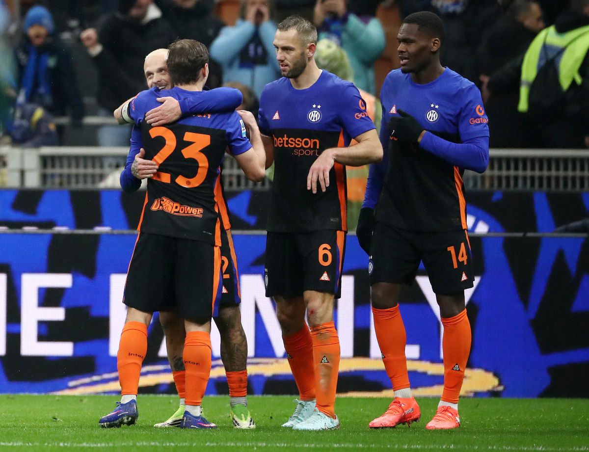 MILAN, ITALY - JANUARY 23: Federico Dimarco of FC Internazionale Milano celebrates scoring his team's first goal with teammates during the Serie A match between FC Internazionale and Pisa SC at Giuseppe Meazza Stadium on January 23, 2026 in Milan, Italy. (Photo by Marco Luzzani/Getty Images)