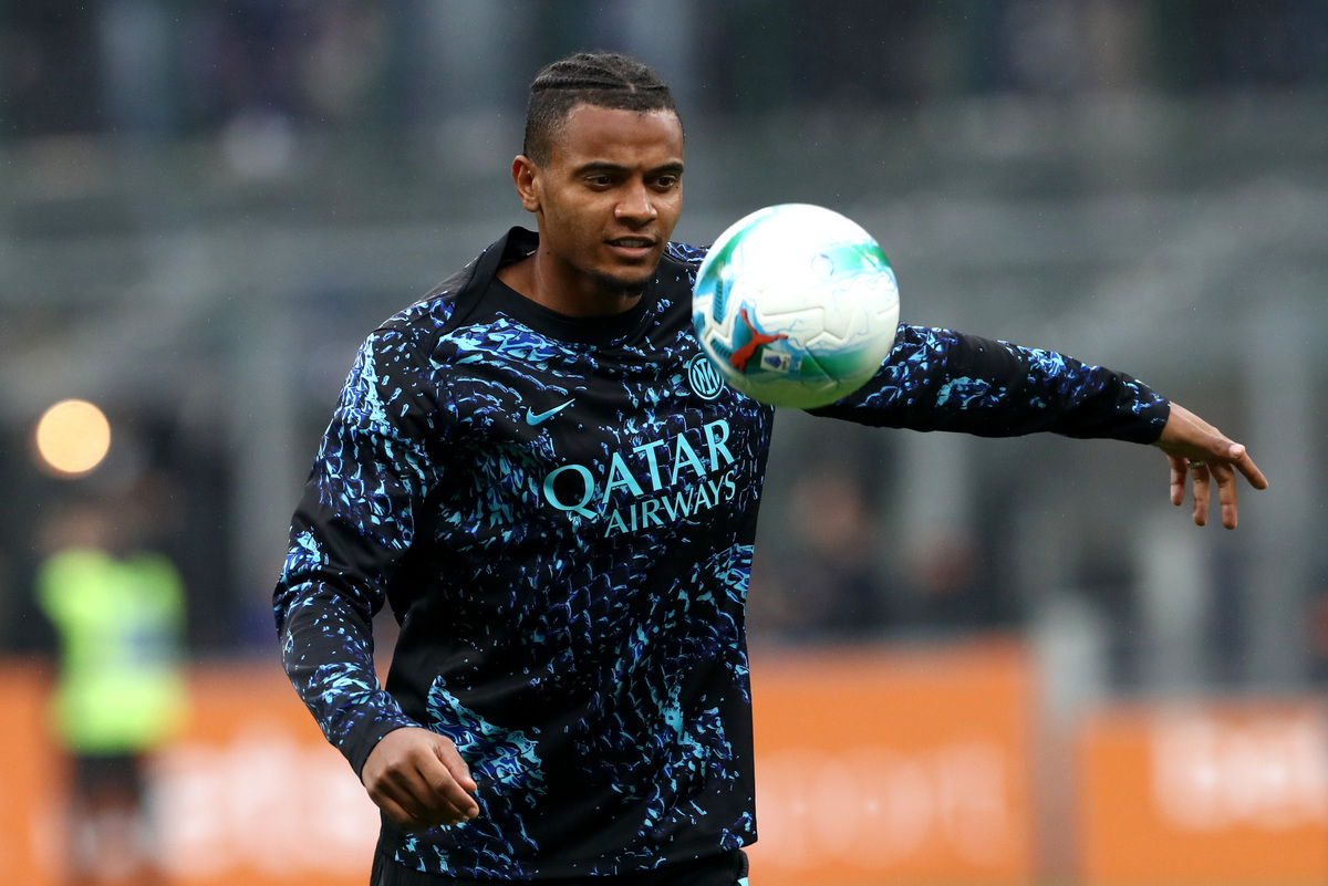 MILAN, ITALY - OCTOBER 04: Manuel Akanji of Internazionale warms up prior to the Serie A match between FC Internazionale and US Cremonese at Giuseppe Meazza Stadium on October 04, 2025 in Milan, Italy. (Photo by Marco Luzzani/Getty Images)