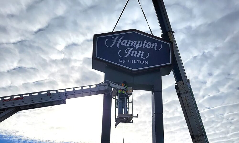 Hilton removes signs from Hampton Inn that allegedly refused DHS agents