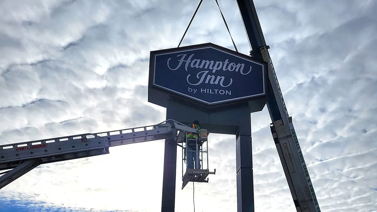 Hilton removes signs from Hampton Inn that allegedly refused DHS agents