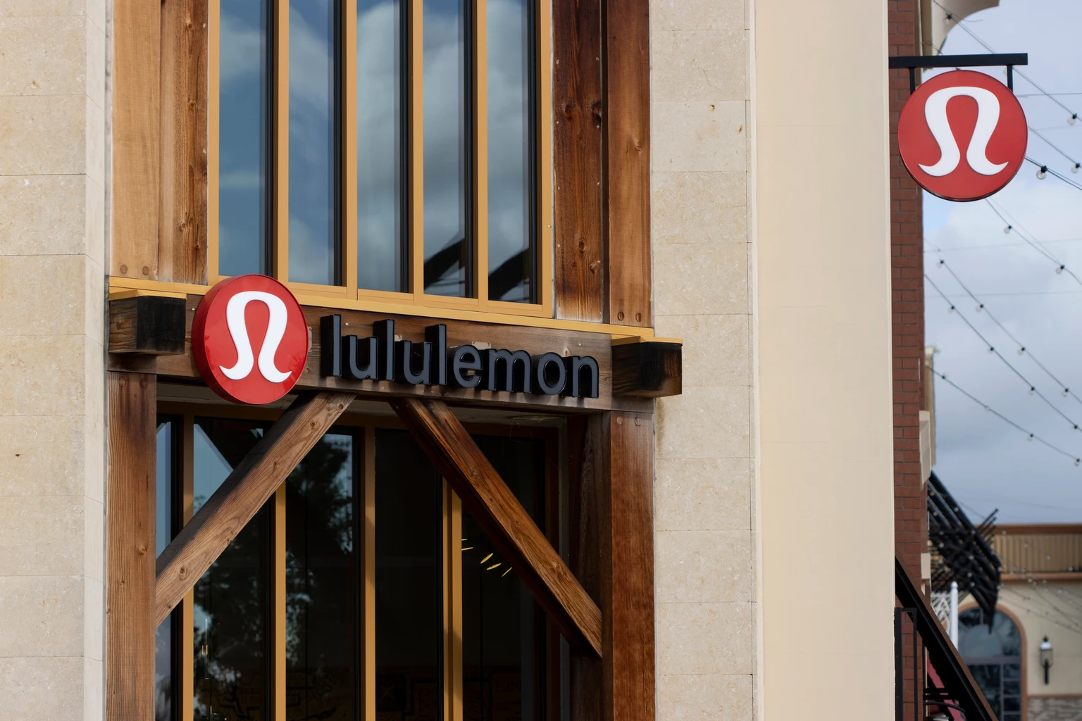 lululemon athletica: Sweeping Management Changes Amid Ultracheap Valuation