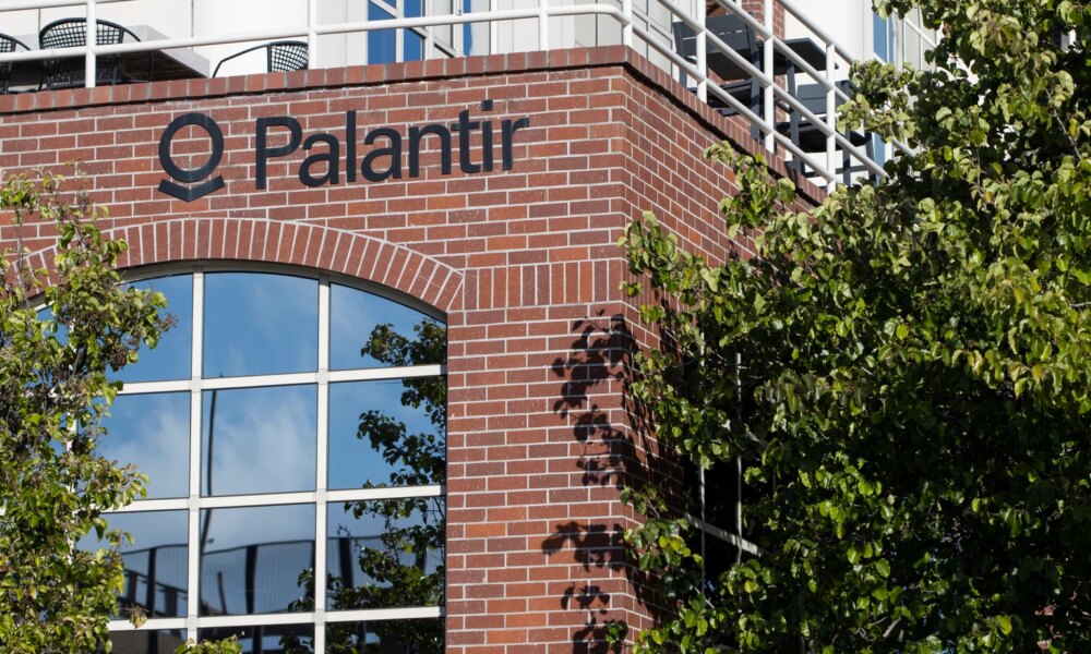 Palantir's Revenue Surge: Don't Let P/E Ratios Fool You
