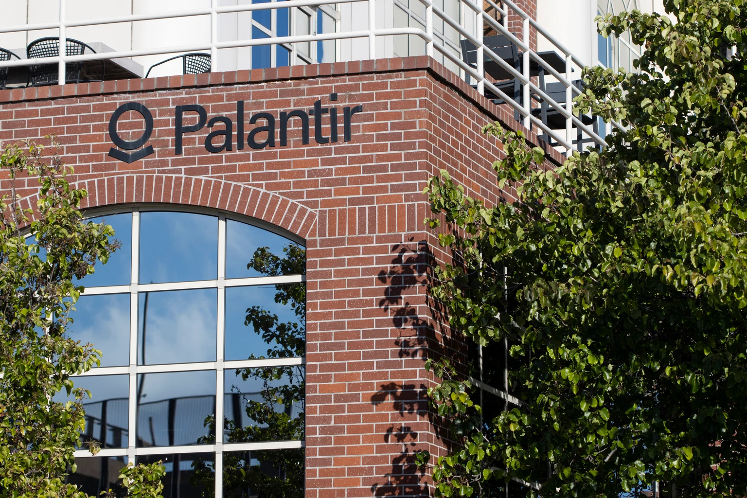 Palantir's Revenue Surge: Don't Let P/E Ratios Fool You