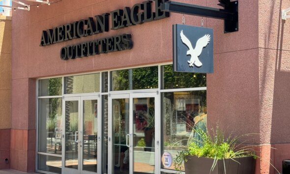 American Eagle Outfitters: Retail Sales Acceleration Amid Potential Sector Rebound