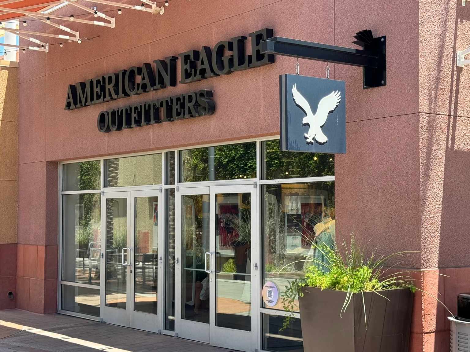 American Eagle Outfitters: Retail Sales Acceleration Amid Potential Sector Rebound