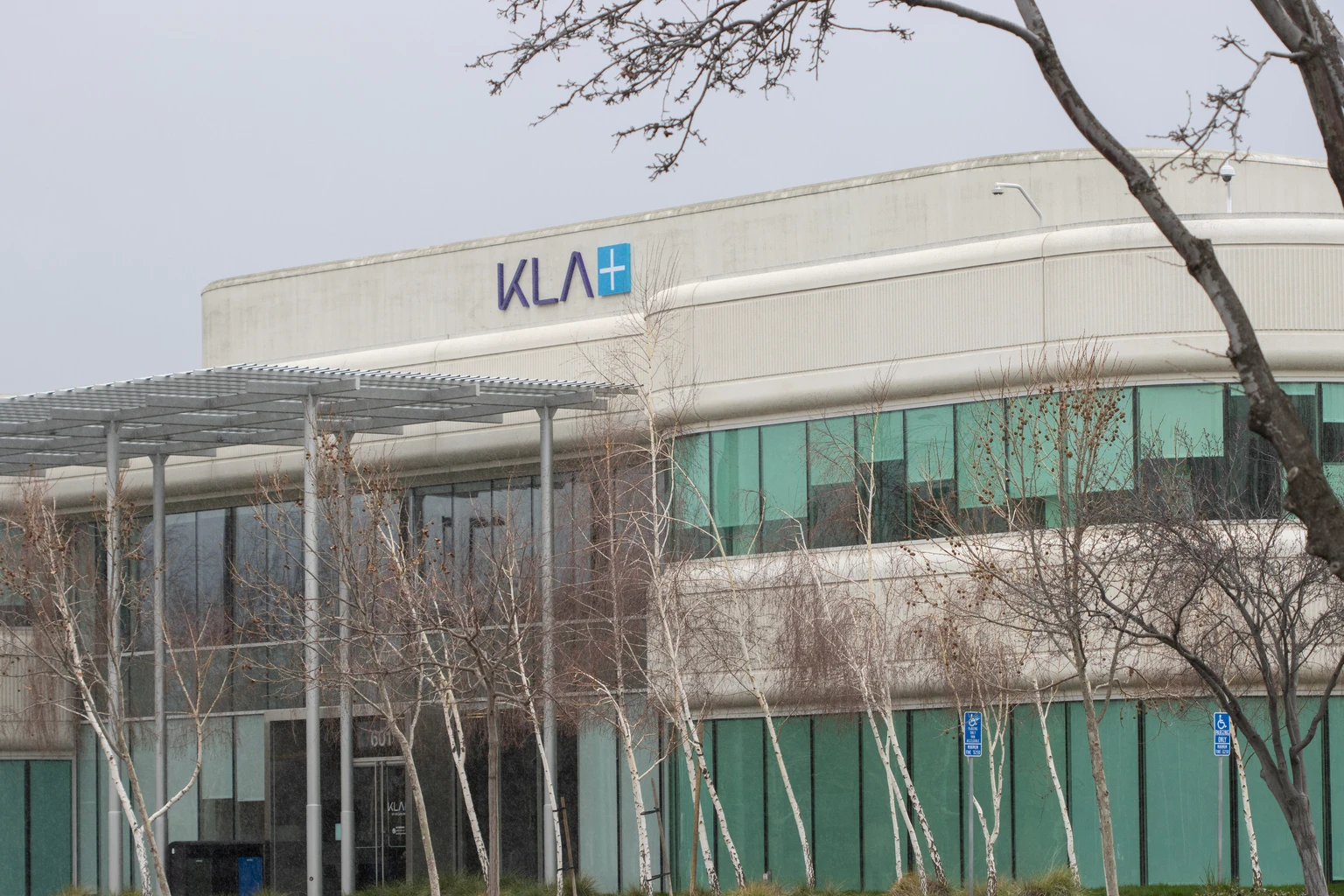 KLAC: A Primary Beneficiary Of The AI-Driven Semiconductor CapEx Boom (Rating Upgrade)
