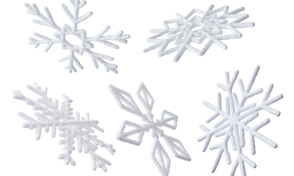 Коллекция 3D снежинок, изолированная на белом фоне, идеально подходит для зимних тематических проектов или украшений. Реалистичная, белая т�