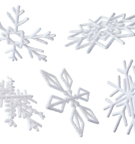 Коллекция 3D снежинок, изолированная на белом фоне, идеально подходит для зимних тематических проектов или украшений. Реалистичная, белая т�