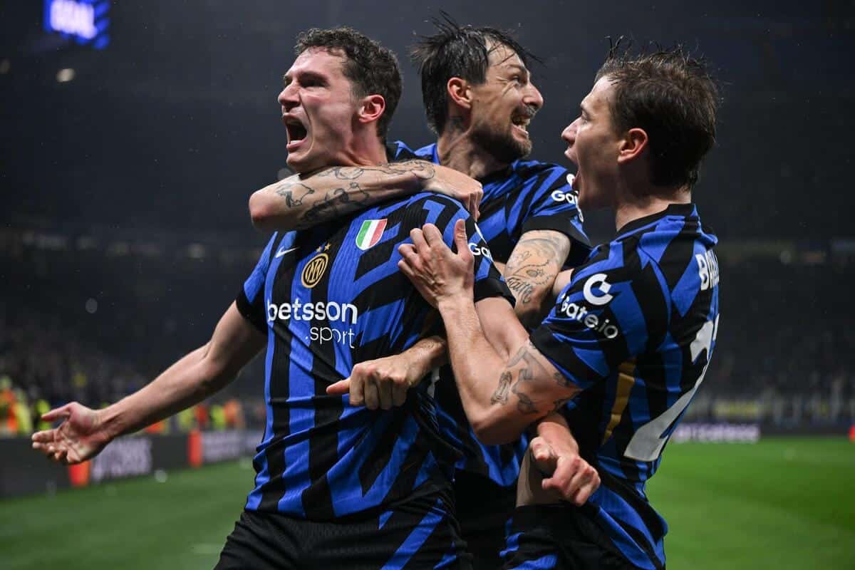 Inter win big to stay top of Serie A