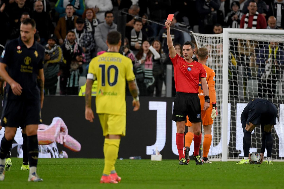 TURIN, ITALY - OCTOBER 19: The refereee Juan Luca Sacchi shows a red card to Alessio Romagnoli of SS Lazio during the Serie A match between Juventus and Lazio at Allianz Stadium on October 19, 2024 in Turin, Italy. (Photo by Marco Rosi - SS Lazio/Getty Images)