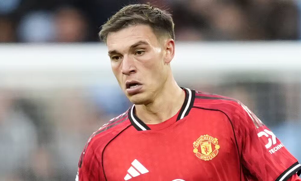 Manuel Ugarte in action for Manchester United