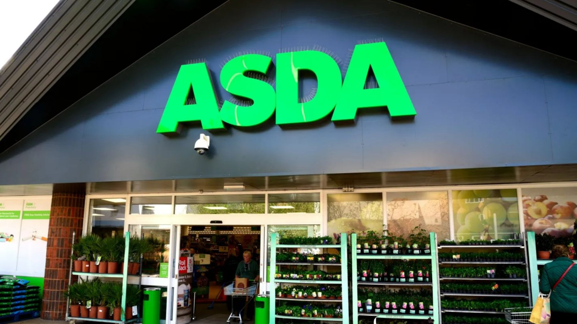 Major supermarket to axe 150 jobs in huge shake-up after plummeting Christmas sales