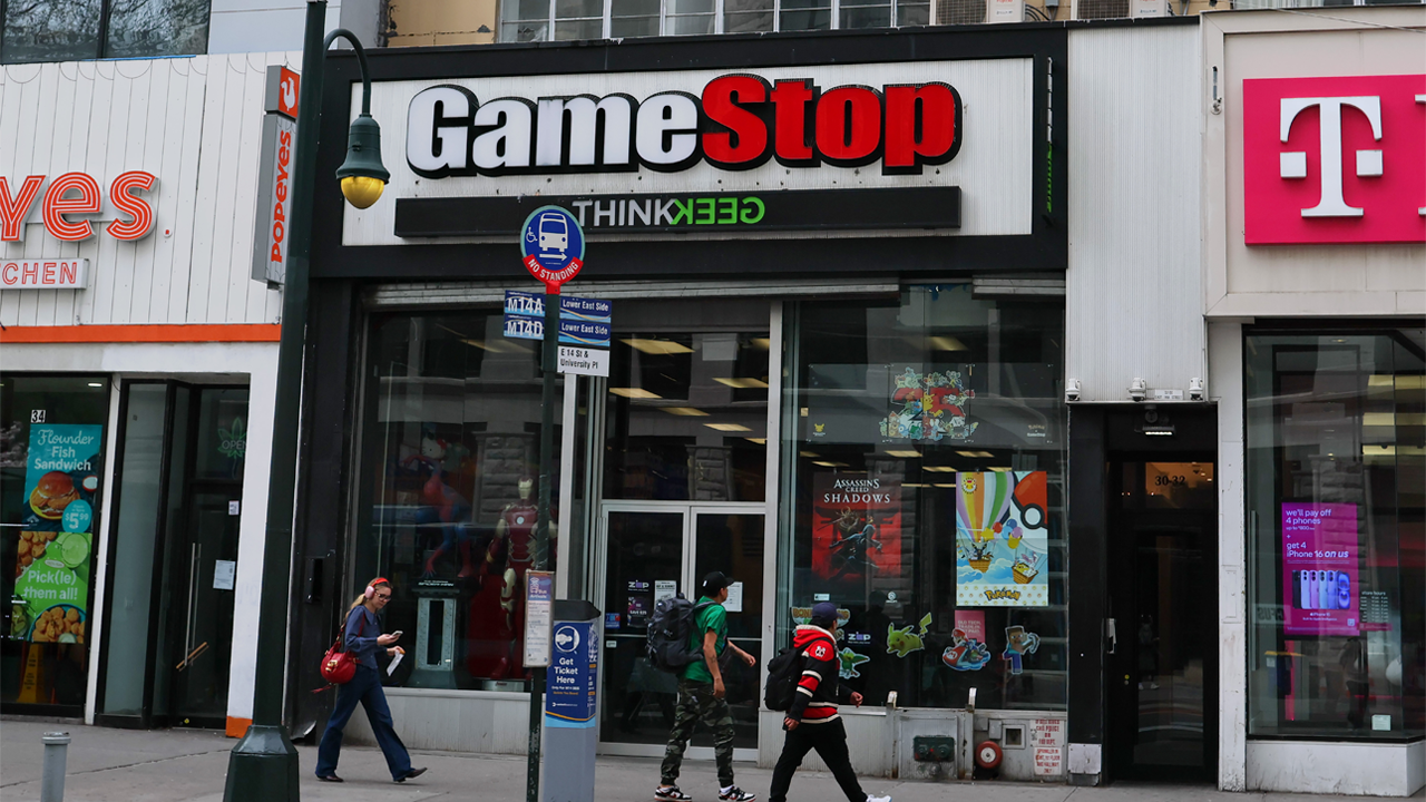 GameStop plans more store closures