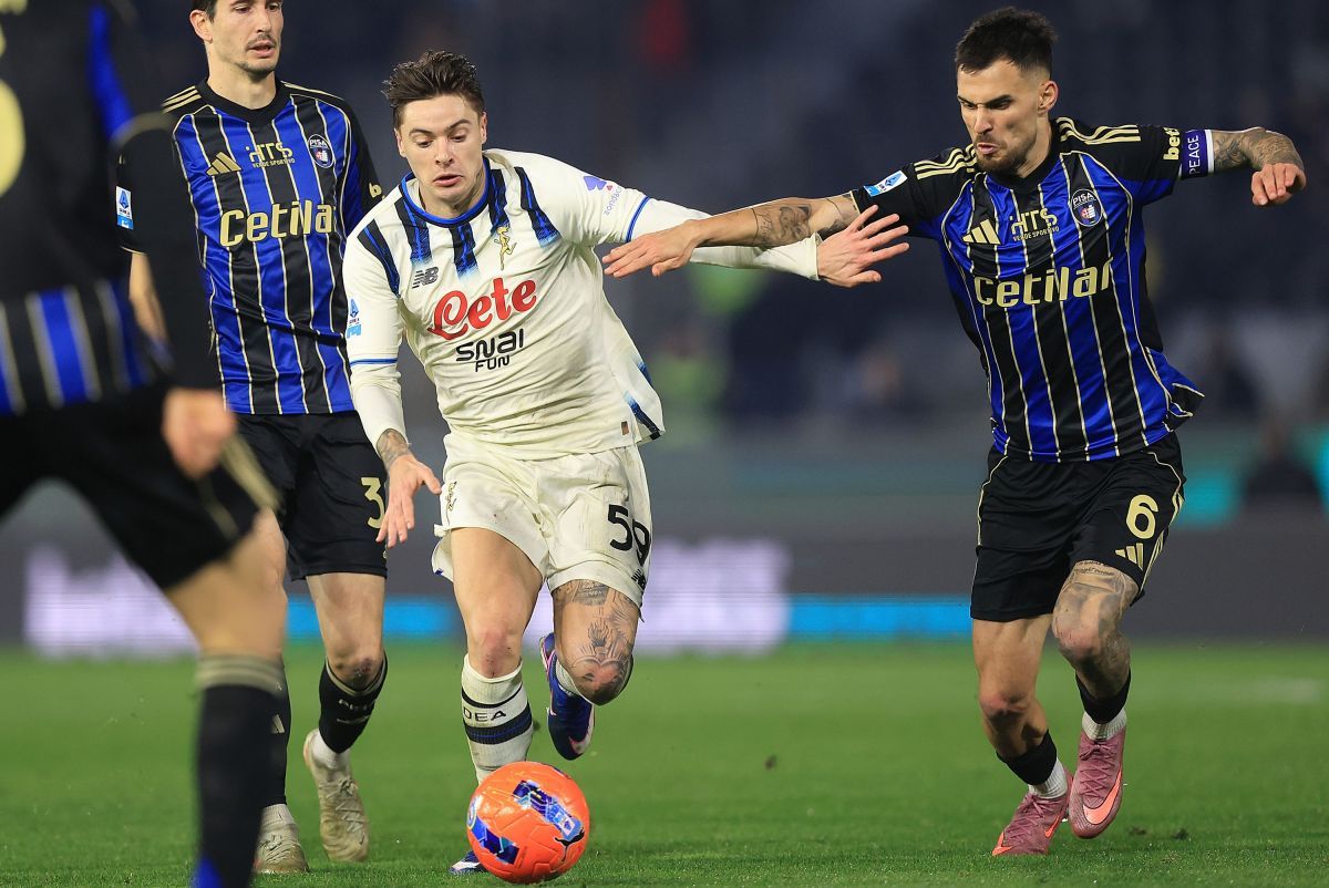 PISA, ITALY - JANUARY 16: Nicola Zalewski of Atalanta BC battles for the ball with Marius Marin of Pisa Sporting Club during the Serie A match between Pisa SC and Atalanta BC at Arena Garibaldi on January 16, 2026 in Pisa, Italy. (Photo by Gabriele Maltinti/Getty Images)