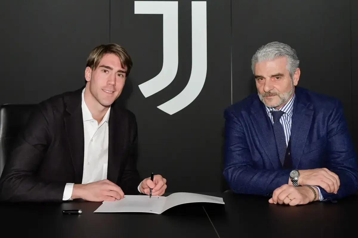 Official: Dusan Vlahovic signs his contract after joining Juventus in a record-breaking Serie A deal (picture via www.juventus.com)